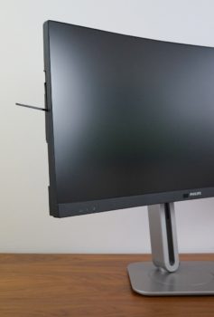 Ausklappbare Halterung für ein Headset