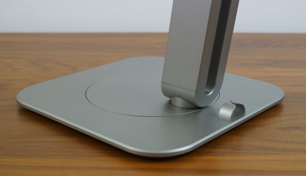 Kabelmanagement per Klemmvorrichtung am Monitorfuß