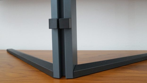 Kabelmanagement per Klemmvorrichtung am Monitorstandbein