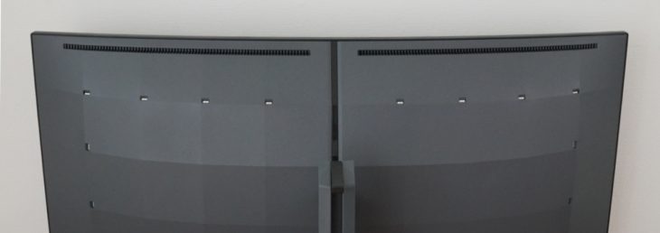 Lüftungsschlitze am oberen Rand der Displaygehäuserückseite