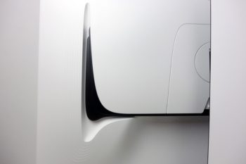Futuristische Formen und ein sportliches Design prägen die Monitorrückseite