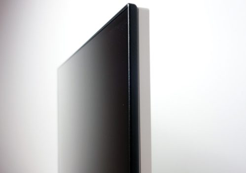 Das Gehäuse des ViewSonic XG272-2K-OLED ist nur an der Außenkante schmale 1,3 cm breit