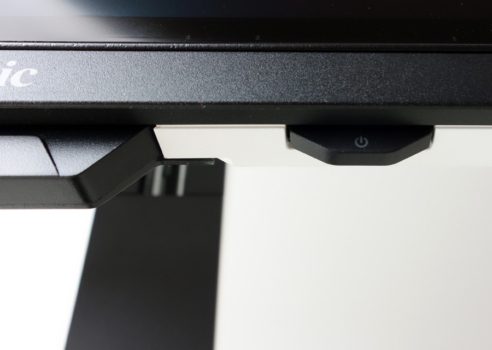 Power-Taste des ViewSonic XG272-2K-OLED an der Gehäuseunterseite