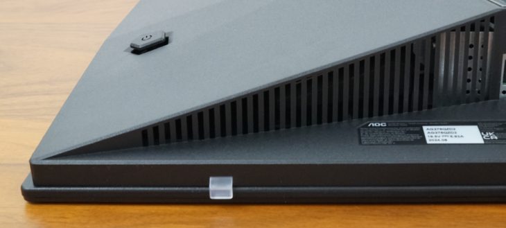 Öffnungen für die Lautsprecher am unteren Displayrahmen