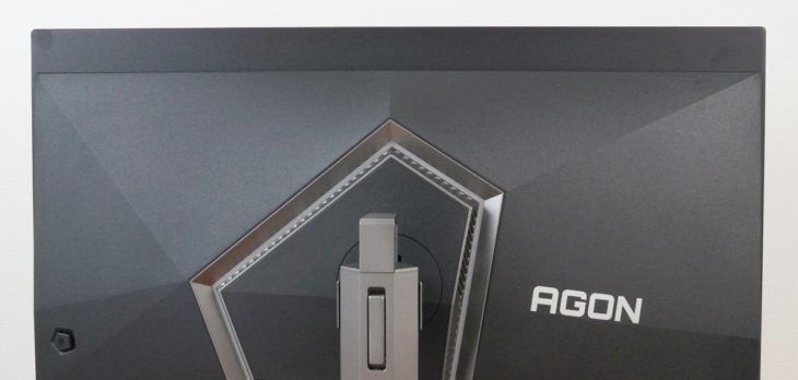 AOC AG276QZD2: Agon-Logo und Lüftungsschlitze am oberen Rand