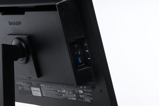 Zwei USB-Downstream-Ports und ein Kopfhörer-Ausgang seitlich