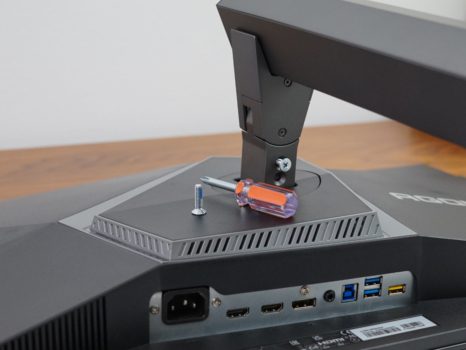 Montage des Standbeins mit zwei Schrauben am Display