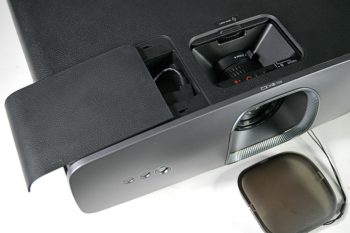 WLAN-Einrichtung: Die Schiebeklappe wird geöffnet und abgenommen