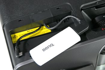 Der Android-TV-Dongle wird mit den zwei Kabeln verbunden