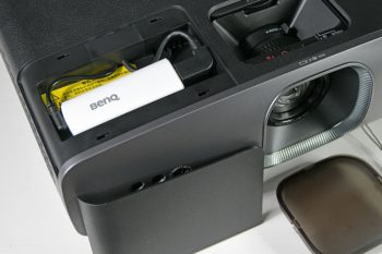 Der Android-TV-Dongle wird in das Fach gelegt