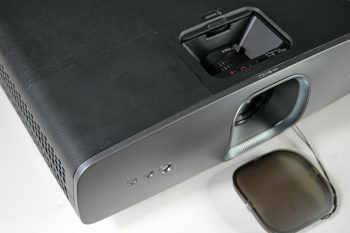 Mit geschlossenem Fach ist vom Dongle nichts mehr zu sehen