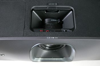 Hinter der Schiebeklappe befinden sich die Regler für Fokus, Zoom und Lens-Shift