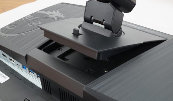 Verbindung von Monitorstandbein und Display