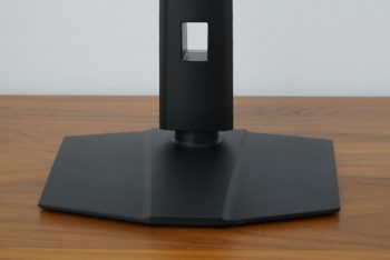 Monitorstandfuß mit einer Art schwebendem Standbein