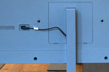 Montage: Das Netzkabel wird durch die Haltesäule geführt