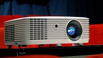 Im Heimkino kann der Projektor auf Höhe der Leinwandunterkante platziert werden