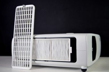 Hinter der Klappe kann der Luftfilter entnommen werden