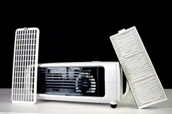 Der Luftfilter wird gereinigt oder ersetzt