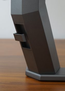 Kabelmanagement per Klemmvorrichtung am Monitorstandbein