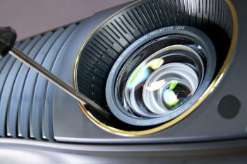 Die Objektiv-Verriegelung wird mit einem Schraubendreher geöffnet