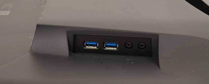 Drei USB-3.0-Downstream-Ports und die Kopfhörerbuchse seitlich im Erker