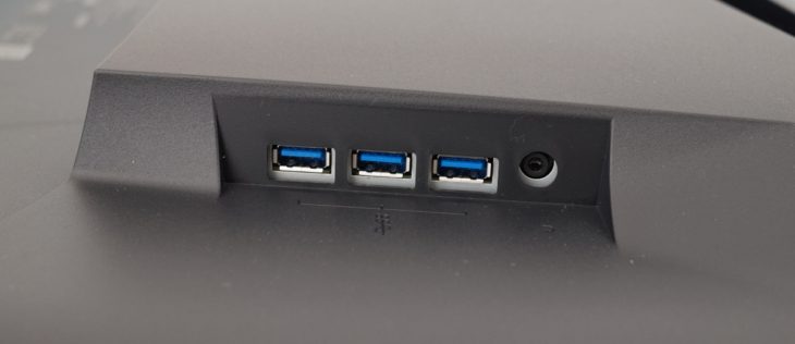 Drei USB-3.0-Downstream-Ports und die Kopfhörerbuchse seitlich im Erker
