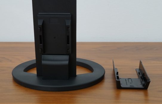 Demontierte Kabelhalterung des EIZO EV2720S