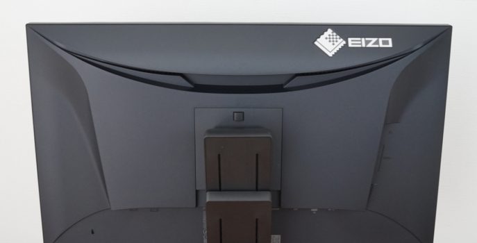Displayrückseite mit „lächelnder“ Mulde