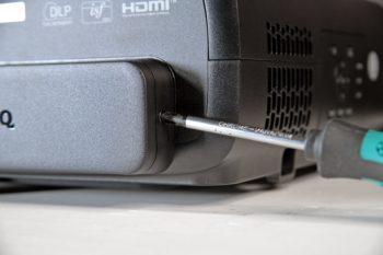 Installation: Die Kappe wird mithilfe eines Schraubendrehers entfernt