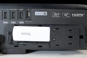Installation: Der Stick wird in den HDMI-Port eingesteckt und via USB mit Strom versorgt