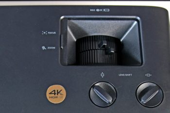 Gut zugänglich sind die Regler für Fokus, Zoom und Lens-Shift