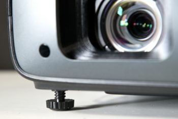 Für die Nivellierung können die Füße herausgedreht werden