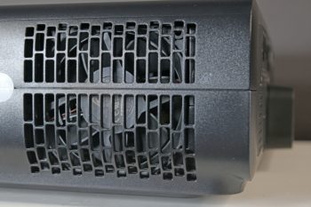 Auf der linken Seite wird die Luft zur Kühlung eingesogen
