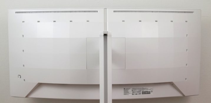 Lüftungsschlitze am oberen Rand und 18 LEDs für Ambiglow