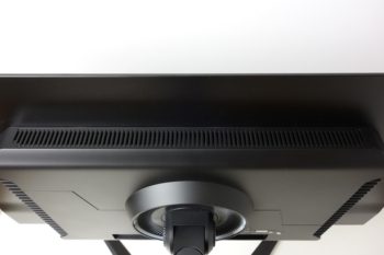 Belüftungsöffnungen im Aufbau auf der Monitorrückseite