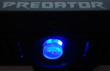 Blau leuchtend im Betrieb, blau blinkend im Ruhemodus