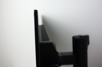 Das flache OLED-Panel ermöglicht ein sehr dünnes Gehäuse