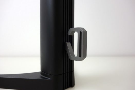 Ein Haken aus massivem Metall für das Kabelmanagement am Monitorstandbein