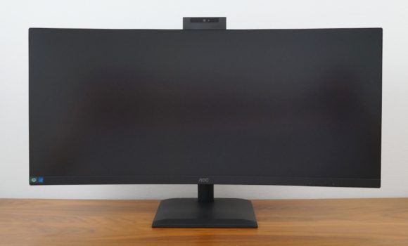 Monitor mit ausgefahrener Webcam