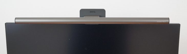 Montierte ScreenBar Halo 2 auf einem 27-Zoll-Monitor