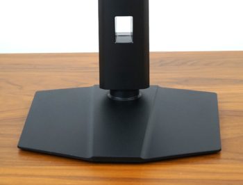 Monitorstandfuß mit einer Art schwebendem Standbein