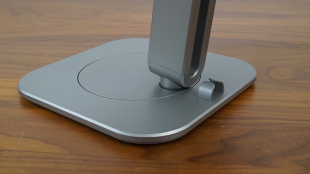 Kabelmanagement per Klemmvorrichtung am Monitorfuß