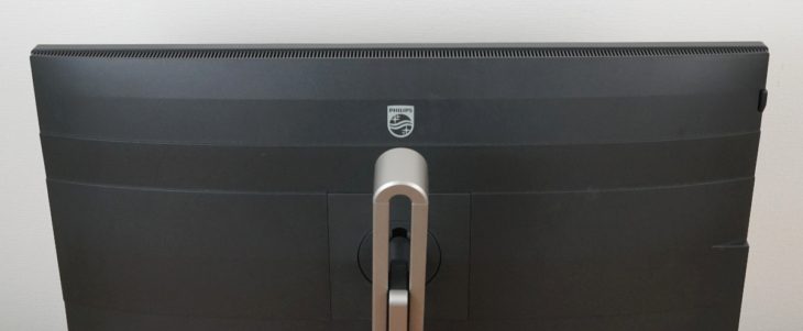 Displayrückseite mit Lüftungsschlitzen am oberen Rahmen