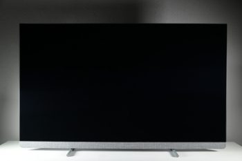 Lieferumfang: Philips-TV mit montierten Standfüßen