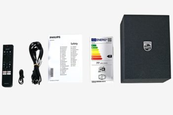 Lieferumfang: Fernbedienung, USB-C-Kabel, Netzkabel, Sicherheitshinweise, EU-Energielabel und schwarzer Karton mit silbernem Reliefaufdruck.