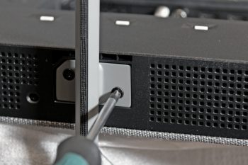 Montage: Die Standfüße werden von unten verschraubt