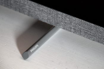 Montage: Anschließend wird der Fernseher aufs Sideboard gestellt