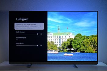 OSD: Unter "Helligkeit" erfolgt die Anpassung ans Umgebungslicht