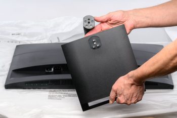 Montage des Monitorstandbeins