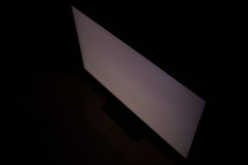IPS-Panel: Glow-Effekt von schräg oben